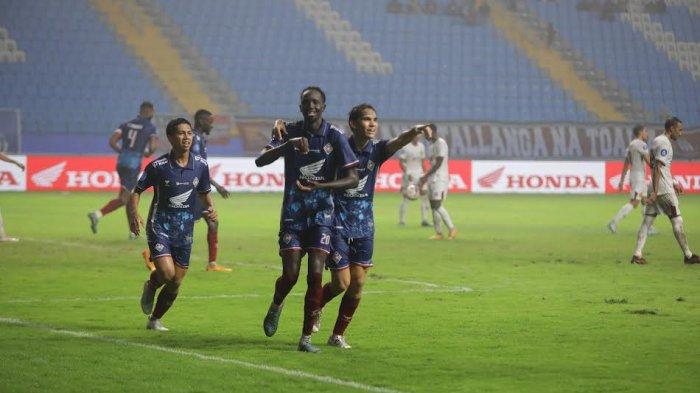 Selebrasi penyerang PSM Makassar, Tito Okello saat lawan Persik Kediri pada pekan ke-11 Liga  1 2024/2025 di Stadion Batakan, Balikpapan, Kalimantan Timur, Senin (4/11/2024) malam. Tito Okello dipanggil perkuat Timnas Sudan Selatan di Kualifikasi Piala Afrika 2025.