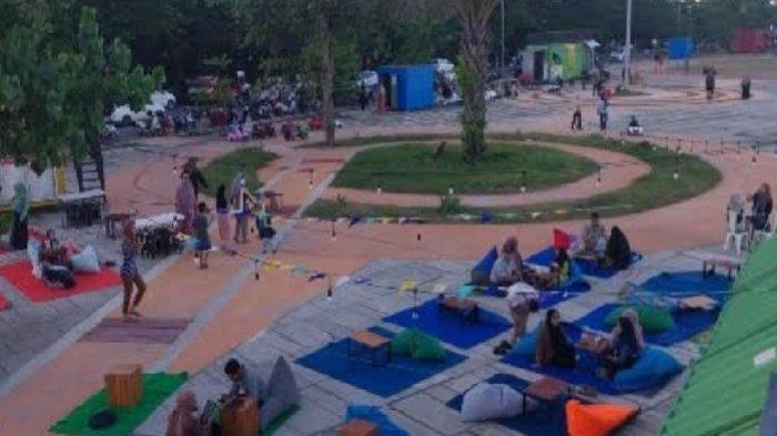 Pengunjung padati Sentra Kuliner Pantai Merpati, Jl Yos Sudarso, Kabupaten Bulukumba, Sulawesi Selatan. 