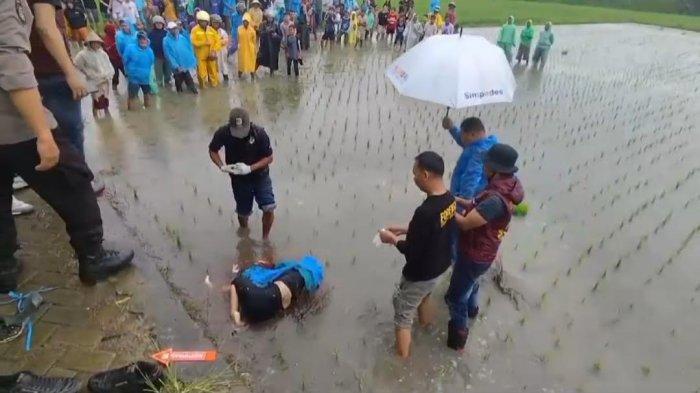 Seorang perempuan ditemukan tewas di tepi sawah Desa Bontocinde, Pallangga, Gowa, Selasa (21/1/2025). Polisi masih menyelidiki penyebab kematiannya.