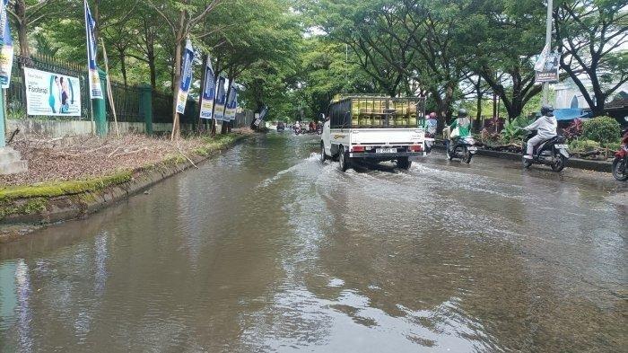 JALAN RUSAK – Kondisi ruas jalan provinsi di Jl Tun Abd Razak, Kecamatan Somba Opu, Gowa, Sulsel, beberapa waktu lalu. Sepanjang 699,99 kilometer, ruas jalan rusak ringan hingga berat di Gowa.