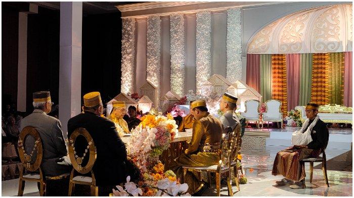 Sesi akad nikah Putri Ilham Arief Sirajuddin dan putra Idris Manggabarani di Hotel Four Points, Jl Andi Djemma, Kota Makassar, Kamis (23/11/23).