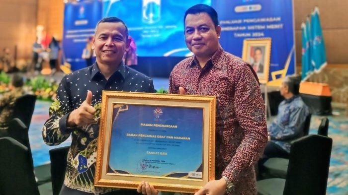 Sekretaris Utama (Sestama) BPOM RI Irjen Pol Jayadi dan Kepala Biro SDM BPOM RI Irwansyah menerima penghargaan Anugerah Meristokrasi Badan Kepegawaian Negara (BKN) di Jakarta, Kamis 19 Desember 2024.