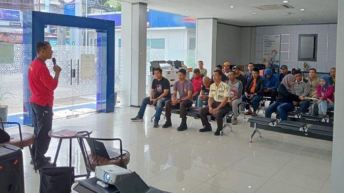 SIMULASI KEBAKARAN - Petugas Damkar Makassar memberikan materi pengetahuan praktis tentang penggunaan Alat Pemadam Api Ringan (APAR) pada Simulasi Kebakaran, di halaman kantornya, Jl. Bau Massepe, Makassar, pada Minggu (22/06/2025). Kegiatan diikuti seluruh security dan supervisor BRI Cabang Somba Opu, yang mewakili 17 unit supervisi dan cabang.