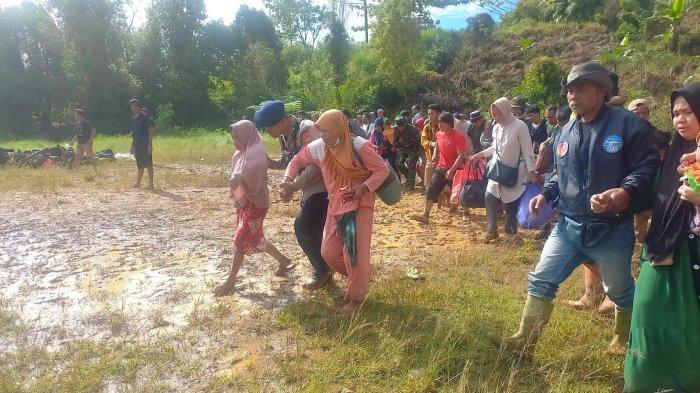 Situasi Lapangan Desa Pajang, Kecamatan Latimojong, Kabupaten Luwu, Sulawesi Selatan (Sulsel), Selasa (7/5/2024). Sejumlah warga menanti dievakuasi.