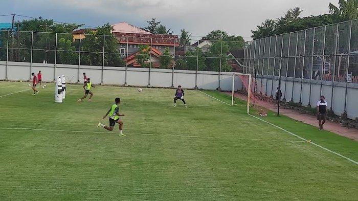 Skuad PSM Makassar asah umpan silang di Stadion Kalegowa, Kabupaten Gowa, Sulawesi Selatan, Sabtu (16/11/2024).