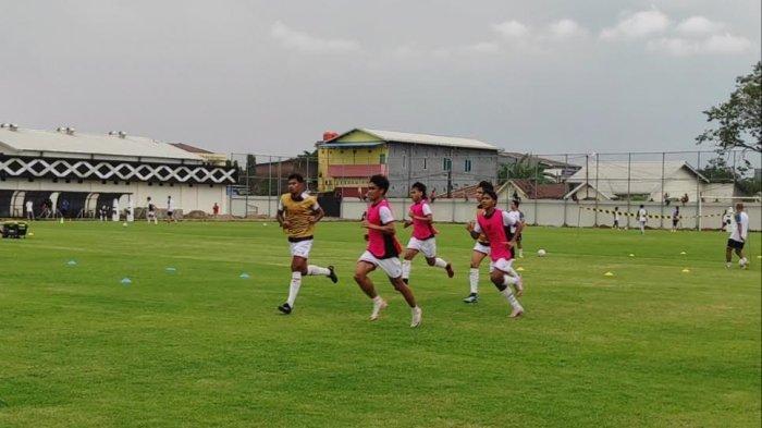 Skuad PSM Makassar berlari mengelilingi lapangan saat sesi latihan di Stadion Kalegowa, Kabupaten Gowa, Senin(1/7/2024). PSM Makassar berharap jadwal Liga 1 2024-2025 menyesuaikan dengan jadwal ASEAN Club Championship 2024-2025.