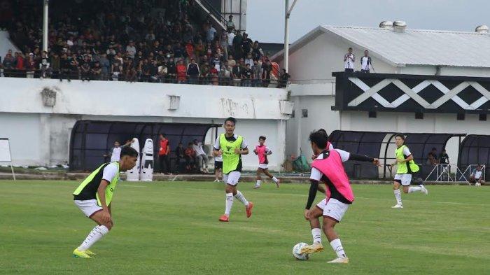 Skuad PSM Makassar game internal pada latihan perdana di Stadion Kalegowa, Kabupaten Gowa, Senin (1/7/2024). Sebanyak 40 pemain ikut latihan perdana.