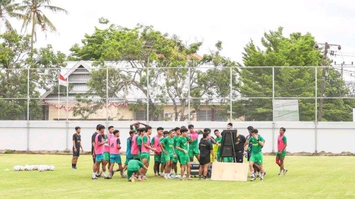 Skuad PSM Makassar latihan di Stadion Kalegowa, Kabupaten Gowa, Rabu (24/1/2024). PSM Makassar bersiap hadapi Persita Tangerang pada pekan 24 Liga 1 2023-2024 di Stadion Batakan,  Balikpapan, Kalimantan Timur, Minggu (4/1/2024).