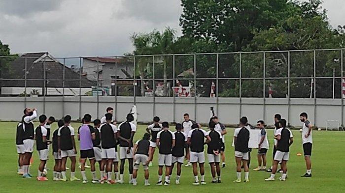 Skuad PSM Makassar latihan di Stadion Kalegowa, Kabupaten Gowa, Rabu (4/12/2024) sore. Tiga pemain latihan terpisah, satu absen.