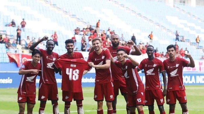 Skuad PSM Makassar membentangkan jersey M Arfan usai cetak gol ke gawang Persis Solo pada pekan pertama Liga 1 2024/2025 di Stadion Batakan, Balikpapan, Kalimantan Timur, Sabtu (10/8/2024). Hal ini bentuk dukungan kepada M Arfan yang mengalami cedera.