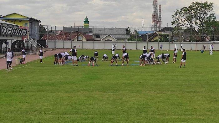Skuad PSM Makassar pemanasan jelang latihan di Stadion Kalegowa, Jl Poros Pallangga, Kecamatan Pallangga, Kabupaten Gowa, Sulawesi Selatan, Selasa (6/8/2024).