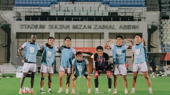 Skuad PSM Makassar saat official training jelang lawan Terengganu di Stadion Sultan Mizan Zainal Abidin pada Selasa (21/1/2025).