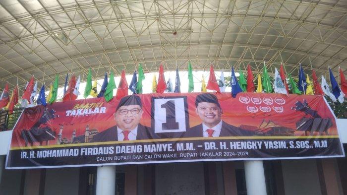 Spanduk Utama Kampanye Akbar Daeng Manye - Hengky Yasin. Kampanye akbar pasangan Daeng Manye - Hengky Yasin di Lapangan Makkatang Daeng Sibali Takalar membludak dengan ribuan pendukung, Sabtu (23/11/2024).