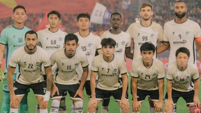 Starting line up PSM Makassar saat melawan Cong An Ha Noi (CAHN) FC pada leg kedua semifinal ASEAN Club Championship (ACC) 2024/2025 di Stadion Hang Day, Hanoi, Vietnam, Rabu (30/4/2025) malam. Pelatih PSM Makassar, Bernardo Tavares tetap bangga pencapian timnya meski gagal ke babak final.