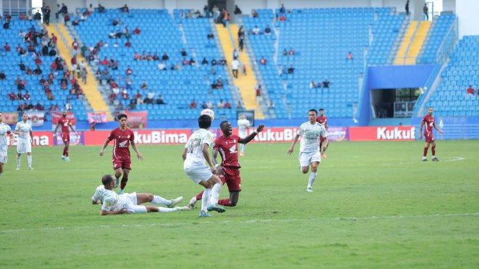 Striker PSM Makasaar, Adilson Silva terjatuh saat lawan Persib Bandung di pekan keempat Liga 1 2024/2025 di Stadion Batakan, Balikpapan, Kalimantan Timur, Rabu (11/9/2024). PSM Makassar imbang 0-0 lawan Persib.