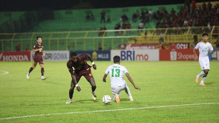 Striker PSM Makassar Adilson Silva memperdayai bek Persikabo pada laga pekan 20 Liga 1 2023/2024 di Stadion Gelora BJ Habibie Parepare, Kamis (23/11/2023) malam.