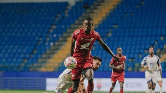 Striker PSM Makassar, Adilson Silva saat lawan PSIS Semarang pada pekan keenam Liga 1 2024/2025 di Stadion Batakan, Balikpapan, Kalimantan Timur, Jumat (20/9/2024). Adilson Silva alami paceklik gol.