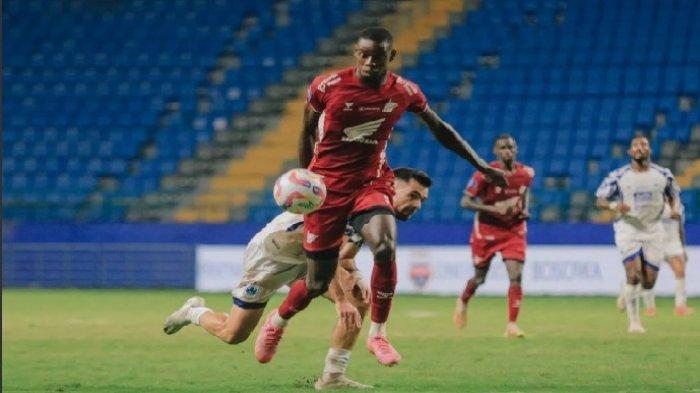 Striker PSM Makassar, Adilson Silva saat lawan PSIS Semarang pada pekan 6 Liga  12024/2025 di Stadion Batakan, Balikpapan, Kalimantan Timur, Jumat (20/9/2024). Suporter meminta PSM Makassar rekrut striker dan winger di jendela transfer paruh musim Liga 1 2024/2025.