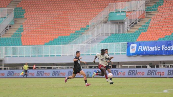 LIGA 1 - Striker PSM Makassar, Balotelli diapit dua pemain Dewa United pada pekan 20 Liga 1 2024/2025 di Stadion Pakansari, Bogor, Jawa Barat, Senin (27/1/2025). Balotelli diragukan perkuat PSM Makassar akibat cedera saat melawan Persib Bandung pada pekan 21 Liga 1 di Stadion Gelora Bandung Lautan Api, Bandung, Jawa Barat, Sabtu (1/2/2025).