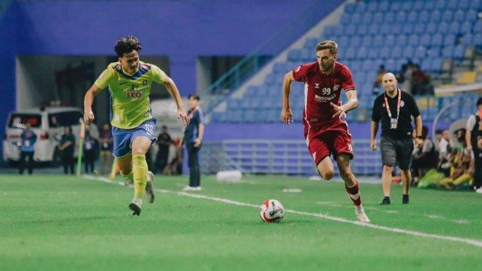 Striker PSM Makassar, Nermin Haljeta duel dengan pemain BG Pathum United di laga perdana Grup A ASEAN Club Championship (ACC) 2024/2025 di Stadion Batakan, Balikpapan, Kalimantan Timur, Rabu (21/8/2024).