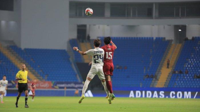 Striker PSM Makassar, Ricky Pratama duel bola udara dengan bek Shan United Zwe Hiet Mie pada laga kedua Grup A ASEAN Club Championship (ACC) 2024/2025 di Stadion Batakan, Balikpapan, Kalimantan Timur, Rabu (25/9/2024) malam. PSM Makassar menang 4-3 atas Shan United.