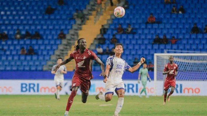 Striker PSM Makassar, Tito Okello duel dengan pemain PSIS Semarang pada pekan keenam Liga 1 2024/2025 di Stadion Batakan, Balikpapan, Kalimantan Timur, Jumat (20/9/2024) malam