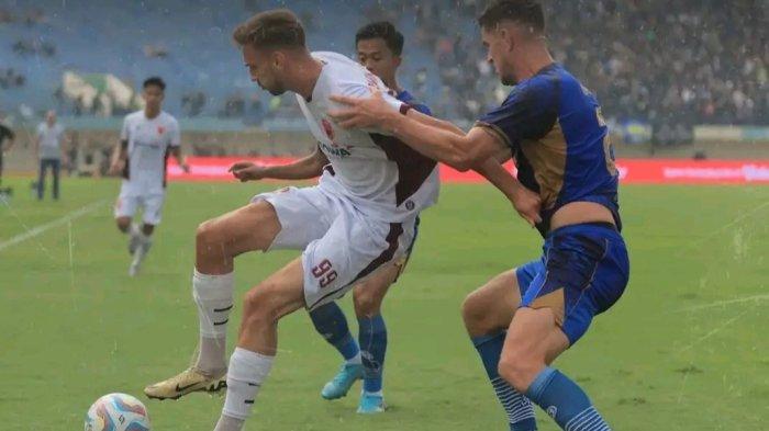 Striker PSM Makassar, Nermin Haljeta dikawal bek Persib Bandung, Nick Kuipers di di laga perdana Piala Presiden 2024 di Stadion Si Jalak Harupat, Kabupaten Bandung, Jawa Barat, Jumat (19/7/2024) sore. PSM Makassar kalah 2-0 dari Persib Bandung.