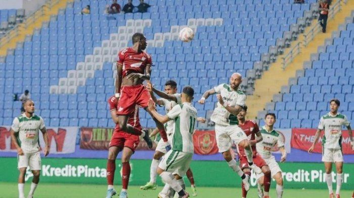 Striker SM Makassar, Adilson Silva melompat menyambut bola saat lawan PSS Sleman, Fachruddin Aryanto pekan 14 Liga 1 2024/2025 di Stadion Batakan, Balikpapan, Kalimantan Timur, Jumat (13/12/2024) sore.