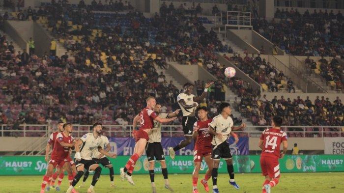 Striker baru PSM Makassar, Balotelli melompat menyambut bola udara saat melawan Persis Solo pada pekan 18 Liga 1 2024/2025 di Stadion Manahan, Solo, Jawa Tengah, Senin (13/1/2025) malam.  PSM Makassar akhirnya meraih kemenangan 1-0 dari Persis Solo meski kesulitan meski lawan bermain dengan 10 orang. Balotelli jadi pahlawan dengan gol di menit 89.