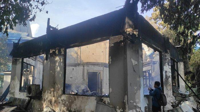 Suasana Kantor Dinas Pendidikan Kota Makassar terbakar di Jl Anggrek Raya Nomor 2, Paropo, Kecamatan Panakkukang, Kota Makassar, Sabtu (11/1/2025). Tiga ruangan di Kantor Disdik Makassar terbakar dini hari tadi. Tak ada dokumen yang terselamatkan, dan sejumlah perangkat rusak