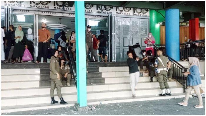 Suasana Pasar Butung masih dijaga ketat oleh Aparat Kepolisian dan Satpol PP Kota Makassar, Selasa (3/10/2023). (Siti Aminah)