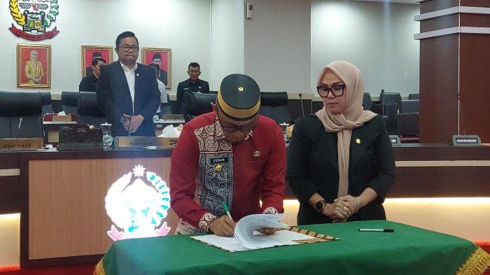 Suasana Rapat Paripurna DPRD dan Pemprov Sulsel di Ruang Paripurna DPRD Sulsel, Jl Urip Sumoharjo Makassar, Rabu (10/7/2024).