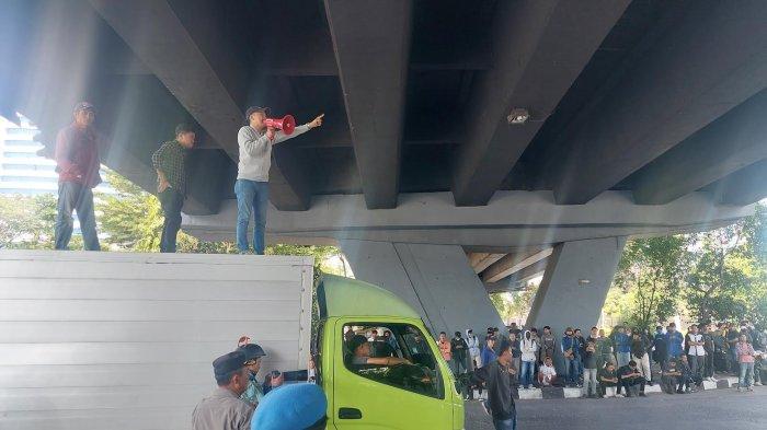 Suasana demo besar-besaran siang ini di Fly Over Makassar , Sulsel, Kamis (22/8/2024)