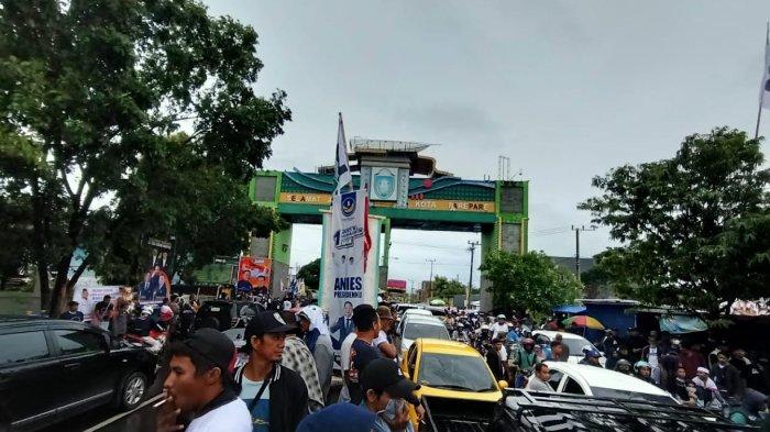 Suasana kemacetan di Jl Poros Parepare area lokasi kampanye Anies Baswedan, Selasa (6/2/2024).