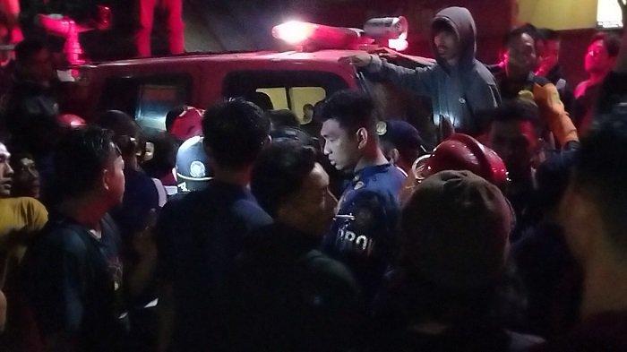 Warga Kecamatan Pare memberikan dukungan kepada petugas Damkar