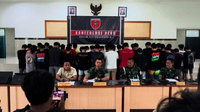 PASSOBIS DITANGKAP - Suasana konferensi pers penangkapan 40 terduga pelaku sobis asal Sidrap di kantor Denintel Kodam XIV Hasanuddin, Jl Urip Sumoharjo, Makassar, Jumat (25/4/2025).