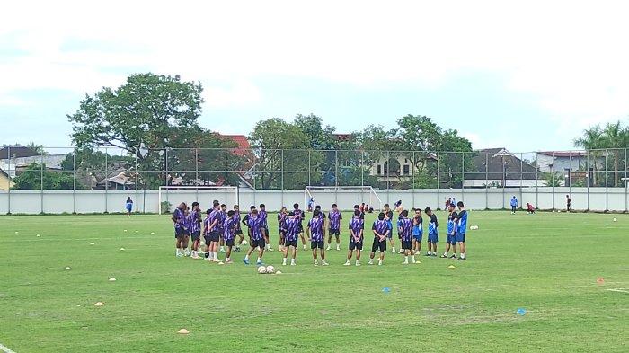 LATIHAN PSM - Suasana latihan PSM Makassar di Stadion Kalegowa, Kabupaten Gowa, Selasa (8/4/2024) sore. PSM asah umpan dan penyelesaian akhir.