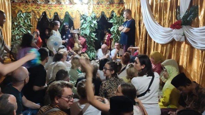 Suasana malam mapacci pasangan Randi Guntur dengan Weronika Kuras, Rabu (19/7/2023).