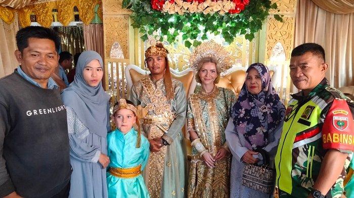 Suasana mempelai pengantin menerima tamu di pesta pernikahan pria bugis dan wanita Polandia di Desa Tompobulu, Kecamatan Bulupoddo, Kabupaten Sinjai, Kamis (20/7/2023).