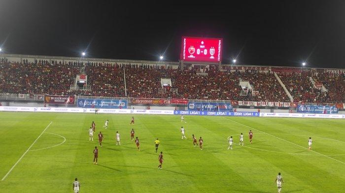 JALANNYA PERTANDINGAN - Suasana pertandingan PSM Makassar vs Bali United di Stadion BJ Habibie, Parepare, Jumat (25/5/2025) malam. PSM 0-0 Bali United