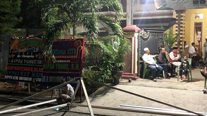 Suasana rumah duka Almarhum Aipda Yunus, korban kecelakaan di di Jl Sawerigading, Sengkang, Kabupaten Wajo, Aipda Yunus, Senin (23/10/23).