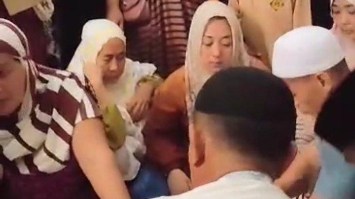 Suasana rumah duka korban pembunuhan di Jl Ahmad Yani, Kecamatan Tanete Riattang Barat, Kabupaten Bone, Sulawesi Selatan, Jumat (10/11/23).