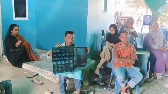 Suasana rumah duka korban pembusuran dan penganiayaan Dusun Punaga, Desa Maradekaya Kecamatan Bajeng, Gowa, Sulsel, Jumat (16/8/2024).