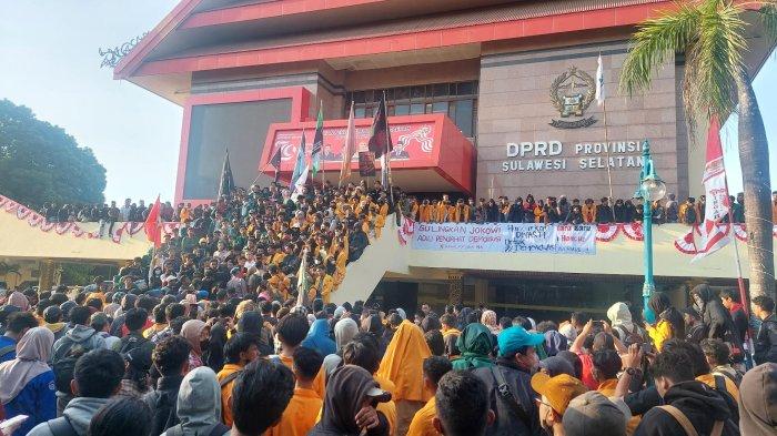 Suasana terkini para demonstran duduki Kantor DPRD Sulsel, Jl Urip Sumoharjo, Makassar, Kamis (22/8/2024).