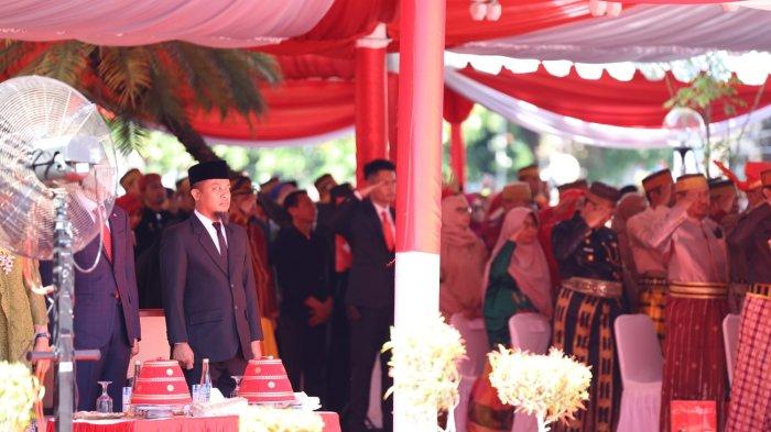 Potret mantan Gubernur Sulsel Andi Sudirman Sulaiman hadir di Rumah Jabatan (Rujab) Gubernur, Jl Sungai Tangka saat Upacara Kemerdekaan Hari Ulang Tahun (HUT) ke-79 RI, Sabtu (17/8/2024).