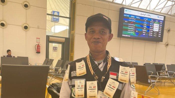 Pelaksana Pelayanan Lansia dan Difabel PPIH Arab Saudi 2024 Daker Bandara, Sulkianto, menempeli sekujur pakaiannya dengan stiker maktab yang akan ditempel di paspor jemaah dan akan digunakan sampai saat di Arafah Muzdalifah, dan  Mina (Armuzna). Aksi ini dilakukan  Sulkianto saat menyambit menyambut jemaah haji Indonesia di paviliun Bandara KASUS Jeddah, Jumat (24/5) 2024).
