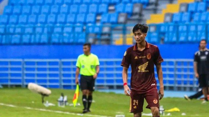 Pemain muda PSM Makassar, Sulthan Zaky saat bermain lawan RANS Nusantara di pekan ke-34 Liga 1 2024/2025 di Stadion Batakan, Balikpapan, Kalimantan Timur, Selasa (30/4/2024). Sulthan Zaky alami pergeseran posisi dari bek tengah jadi gelandang bertahan.