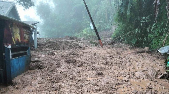 BANJIR GOWA - Hujan deras akibatkan longsor menutupi jalan. Longsor terjadi di Jalan Pattene, Kecamatan Tinggimoncong, Kabupaten Gowa, Sulawesi Selatan (Sulsel), Selasa (11/2/2025) 