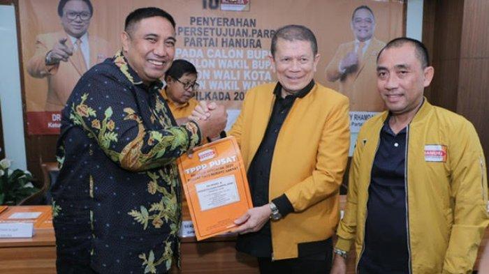Surat dukungan dari Hanura diterima Chaidir Syam dari Sekretaris Jenderal DPP Partai Hanura, Benny Rhamdani di kantor DPP Hanura, Jakarta, Kamis (22/8/2024).
