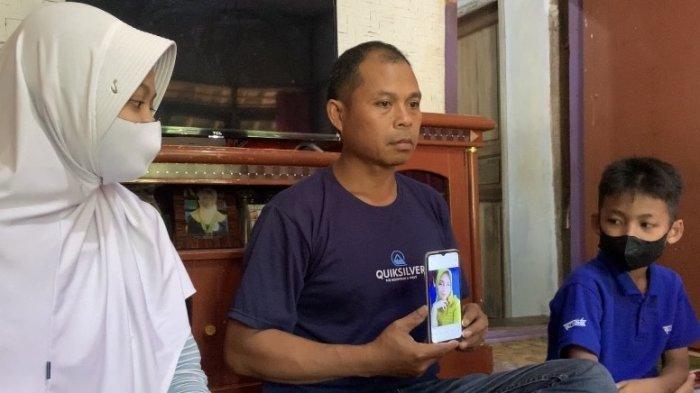Suryana (48) memperlihatkan foto istrinya, Ida (38) TKW asal Cianjur yang disekap dan diduga dipaksa jadi budak seks, Senin (10/7/2023).